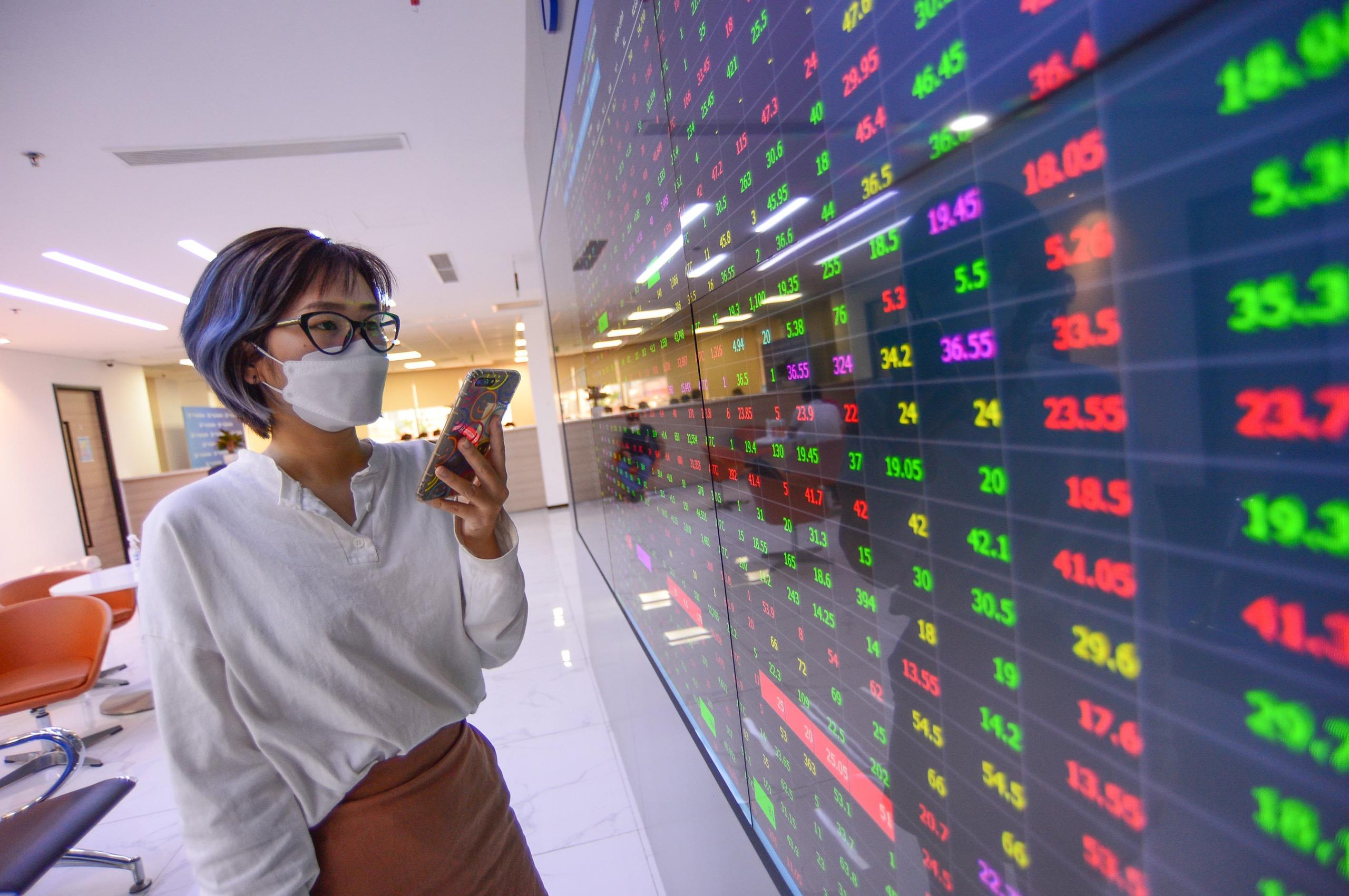 NHÀ ĐẦU TƯ ĐANG LÀM GÌ TRƯỚC RỦI RO LẠM PHÁT?