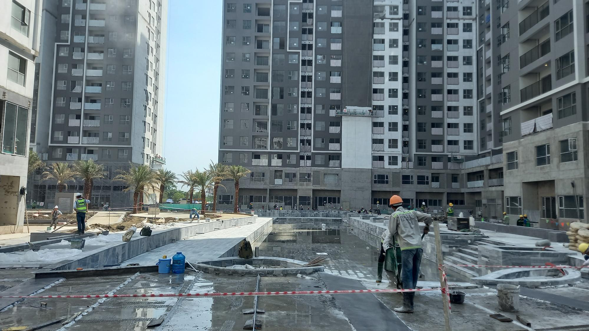 Căn hộ West Gate sắp bàn giao cho người mua ở thật quan tâm Công nhân dự án Westgate thi công hoàn thiện khu vực hồ bơi trung tâm