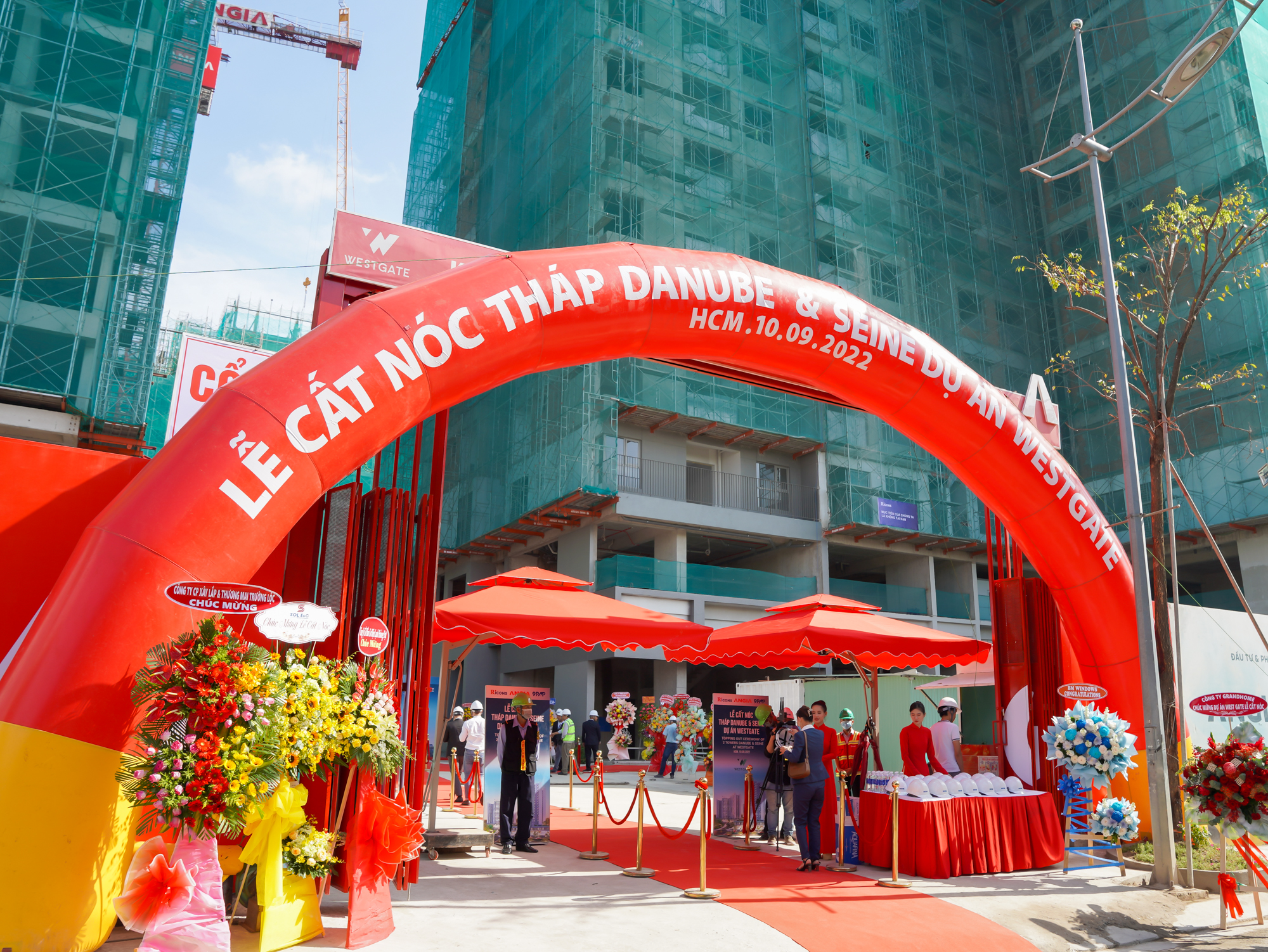  LỄ CẤT NÓC THÁP DANUBE VÀ SEINE - KHU PHỨC HỢP CAO CẤP WESTGATE