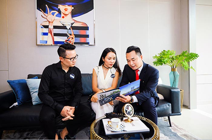 VỢ CHỒNG CA SĨ HOÀNG BÁCH THAM QUAN VÀ ĐẶT MUA DỰ ÁN SKY89