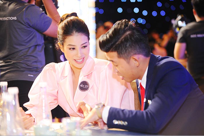 HOA HẬU PHẠM HƯƠNG THAM QUAN NHÀ MẪU SKY89